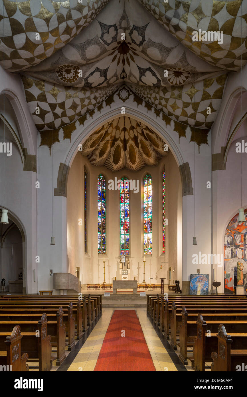 Neuss, Dreikönigenkirche (Kirche Hl. Dreikönige), 1909-1911 von Eduard Endler erbaut, Altar und Deckengewölbe von Dominikus Böhm, Blick nach Osten Stock Photo