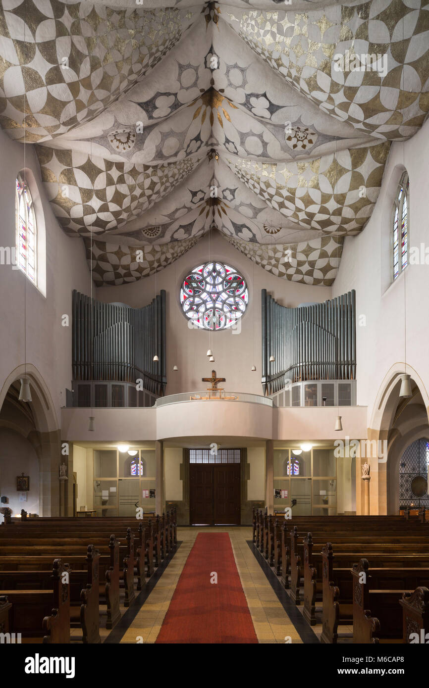 Neuss, Dreikönigenkirche (Kirche Hl. Dreikönige), 1909-1911 von Eduard Endler erbaut, Altar und Deckengewölbe von Dominikus Böhm, Blick nach Westen mi Stock Photo