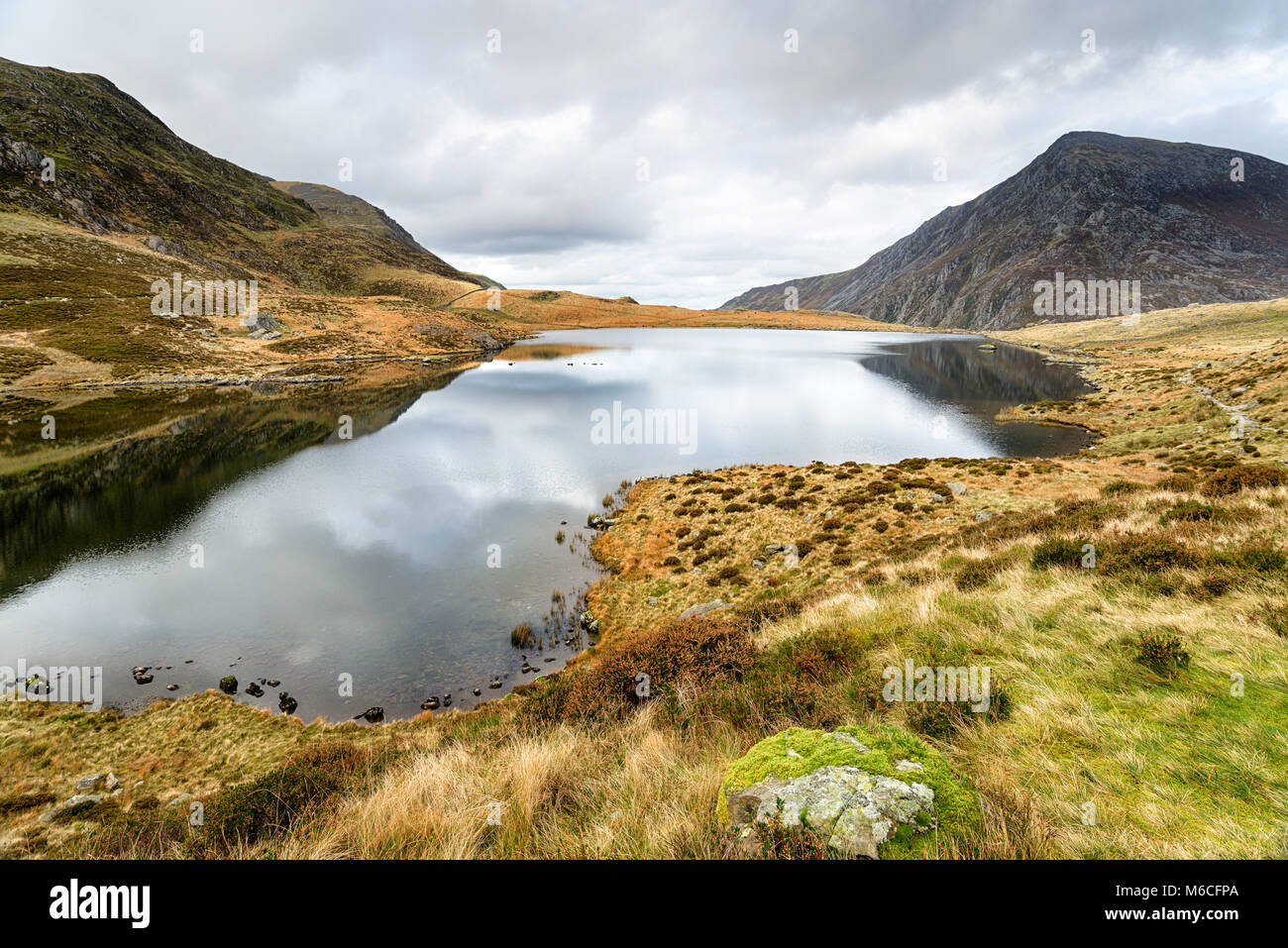 Llyn Idwal lake in the Glyderau Mountains of Snowdonia National Park in north Wales Stock Photo