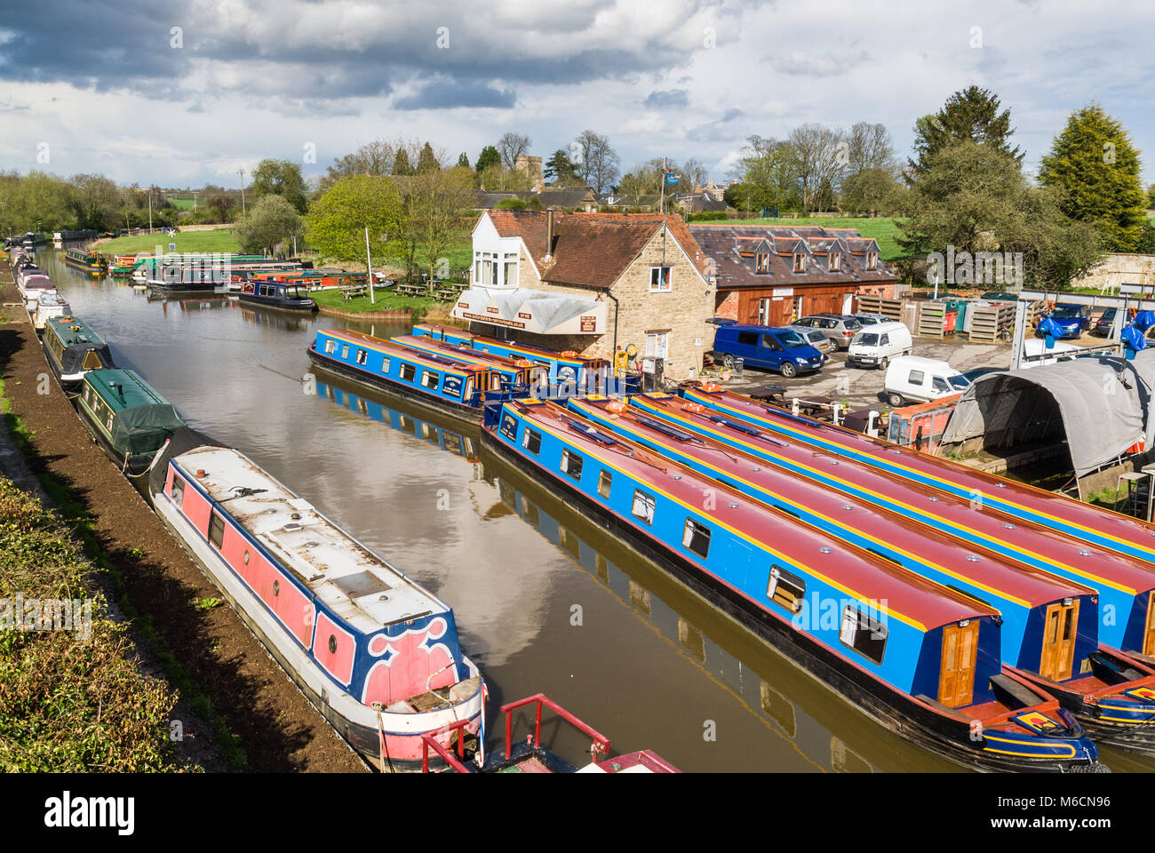 Oxfordshire Narrow boats, Oxford Canal at Lower Heyford, Oxfordshire. Stock Photo