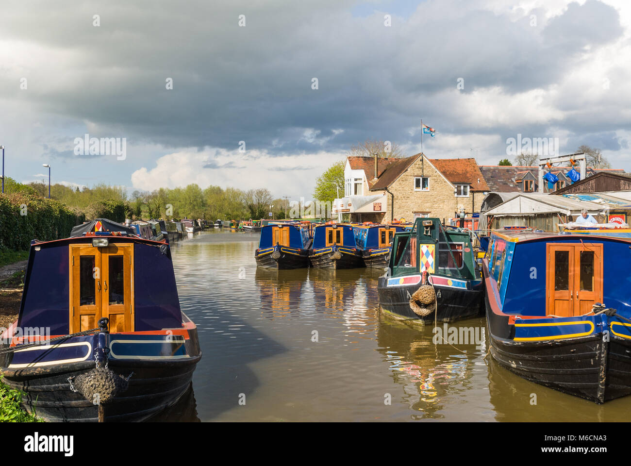 Oxfordshire Narrow boats, Oxford Canal at Lower Heyford, Oxfordshire. Stock Photo