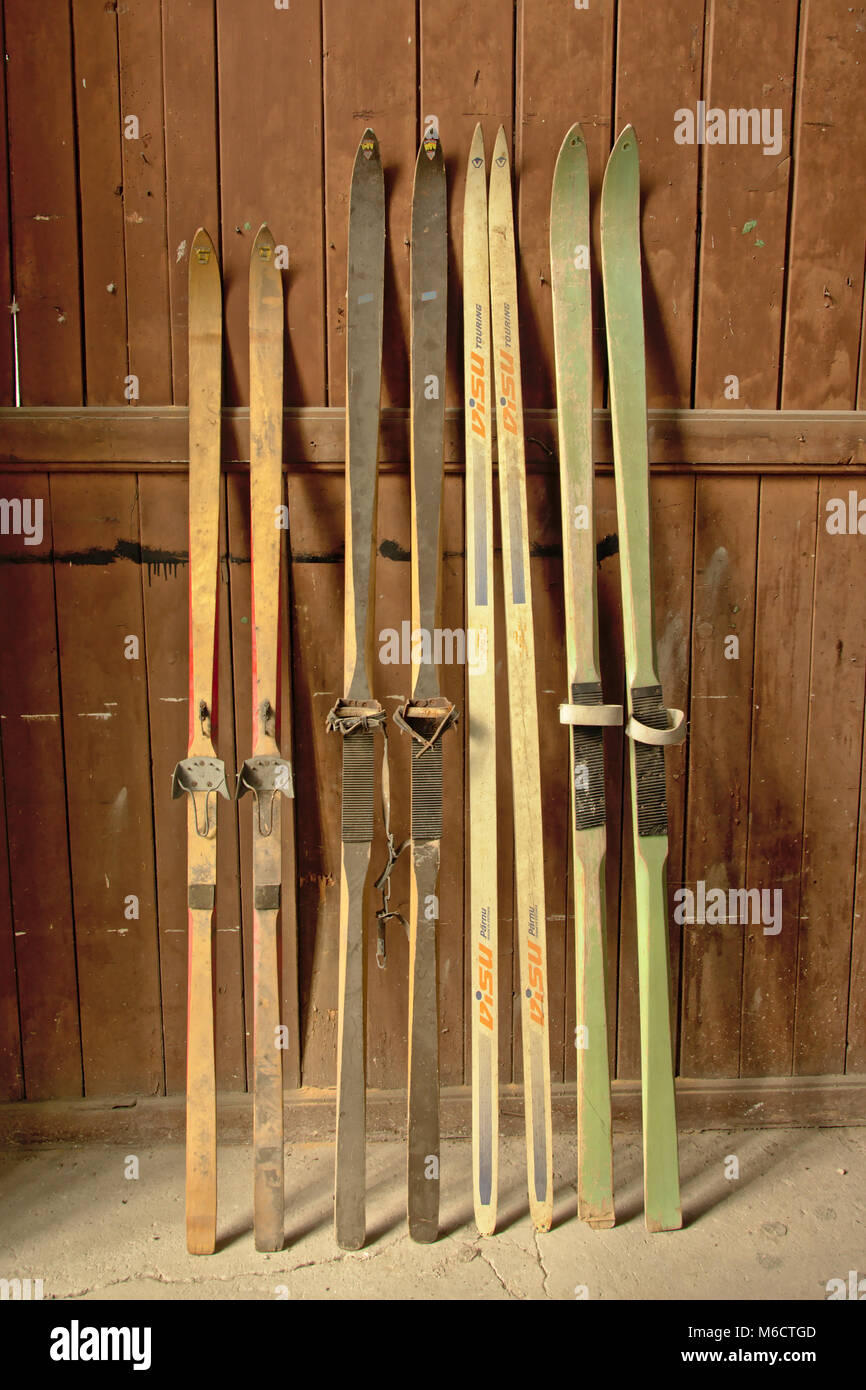 Antique wooden snow skis hi-res stock photography and images - Alamy