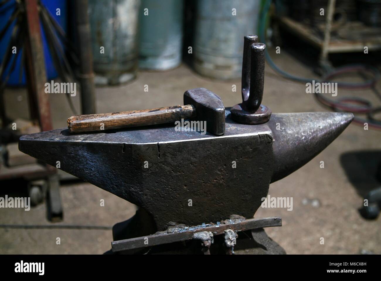 Hammer and anvil in a blacksmith's forge Stock Photo - Alamy