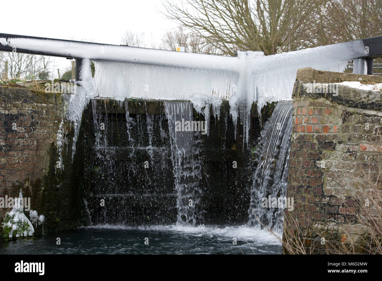 Wansford, East Yorkshire, UK. 2nd Mar, 2018. Water spray forming into