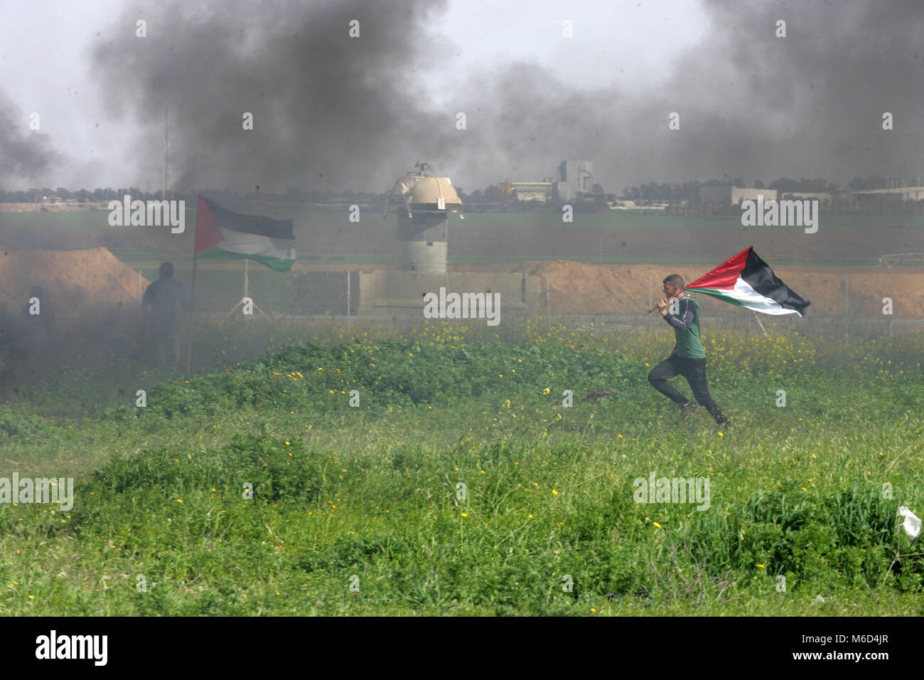 Gaza, Palestinian Territories. 02nd Mar, 2018. Palestinian youths clash with Israeli troops near the border with Israel east of Khan Younis in the southern Gaza Strip, on March 2, 2018. Credit: Abed Rahim Khatib/Awakening/Alamy Live News Stock Photo