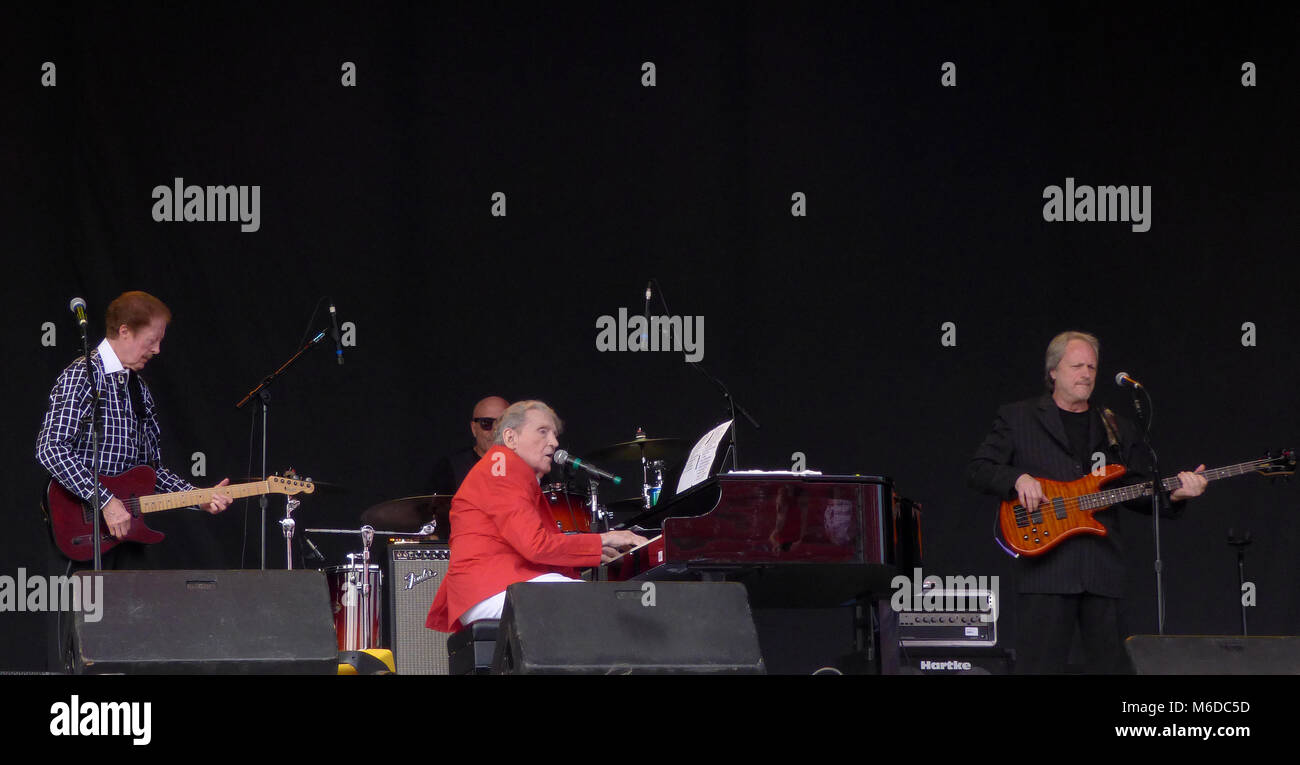 Plant City, Florida, USA. 2nd March, 2018. Legendary singer, songwriter, and pianist Jerry Lee Lewis (center), performs on March 2, 2018 at the Florida Strawberry Festival in Plant City, Florida. A pioneer of rock and roll and rockabilly music, the 82 year-old Lewis is often known by his nickname, The Killer. (Paul Hennessy/Alamy) Credit: Paul Hennessy/Alamy Live News Stock Photo