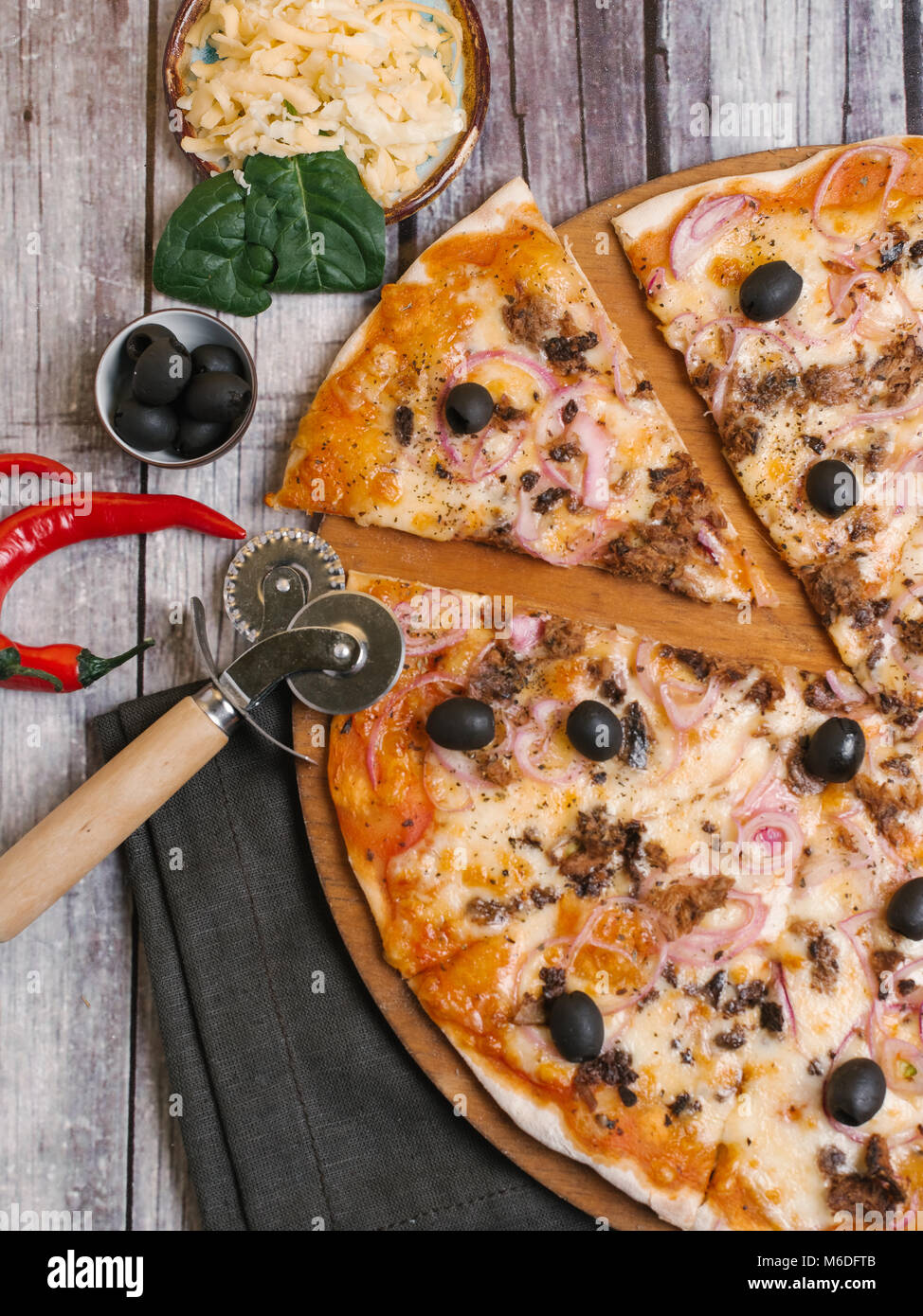 Immagini Stock - Pizzaiolo Maschio Allegro In Grembiule Che Guarda  L'obbiettivo E Sorride Mentre Tiene Una Deliziosa Pizza Ai Peperoni. Image  157096435