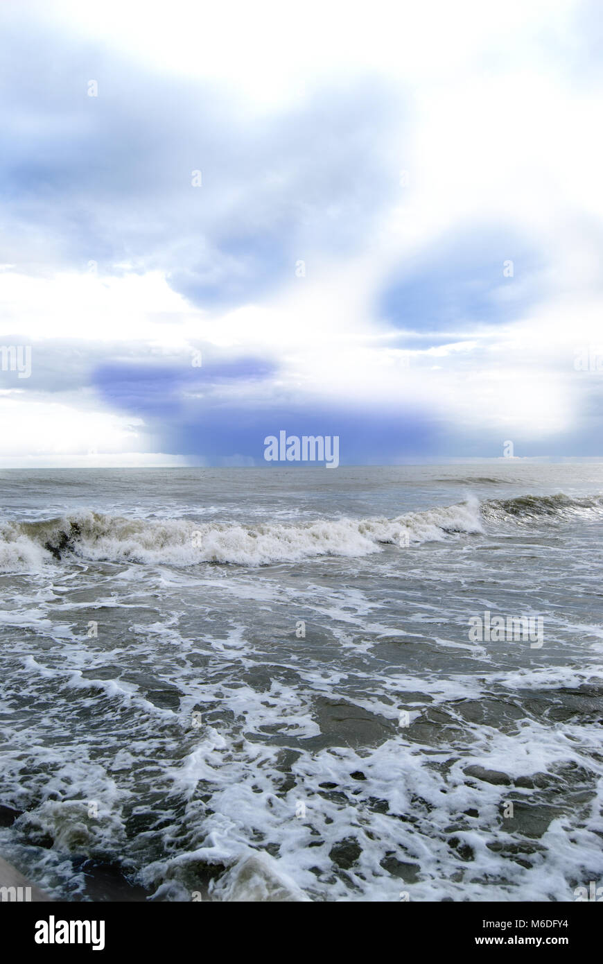 Dashing wave hi-res stock photography and images - Alamy