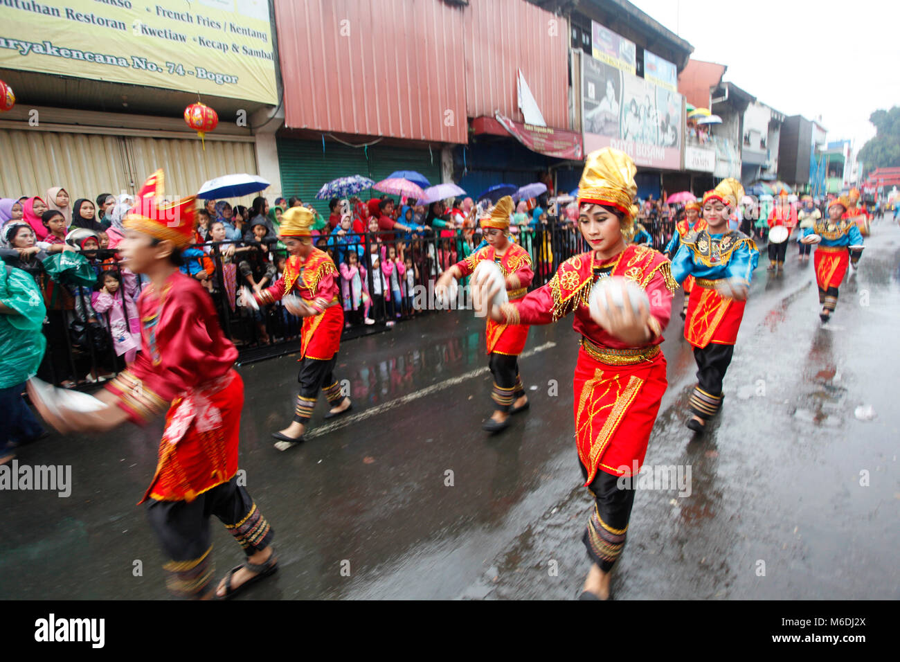 Bogor, Indonesia. 02nd Mar, 2018. Indonesian artists 'Tari Piring' perform during the people's party and Chinese Cap Go Meh festival on a street in Bogor, Indonesia, 02 March 2018. Chinese-Indonesians across the country celebrate Cap Go Meh on the 15th day in the first month of the Chinese lunar New Year. Credit: Adriana Adinandra/Pacific Press/Alamy Live News Stock Photo