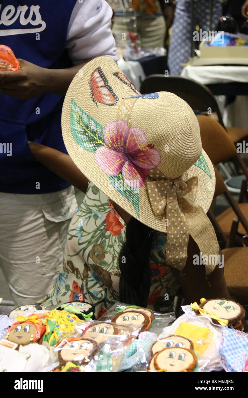 Woman wears big hat hi-res stock photography and images - Alamy