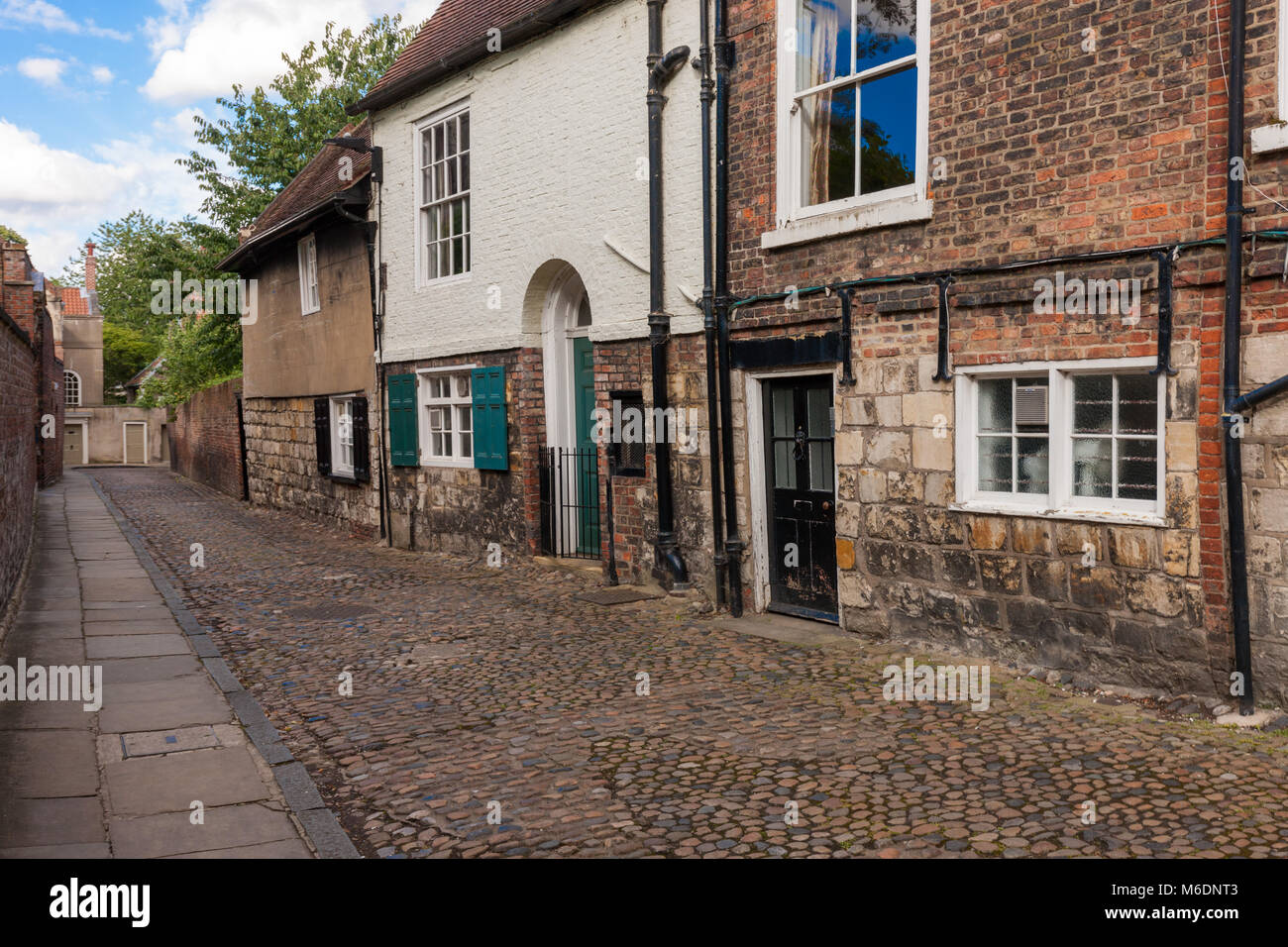 NARROW COBBLED CHAPTER HOUSE STREET, CLOSE TO THE YORK MINSTER AND TREASURER'S HOUSE, YORK ENGLAND. Stock Photo