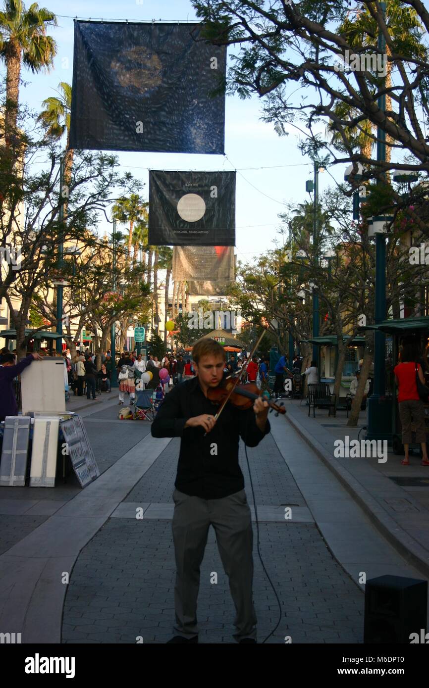 Street artist, violinist, busking in Santa Monica, Los Angeles, USA Stock Photo Alamy
