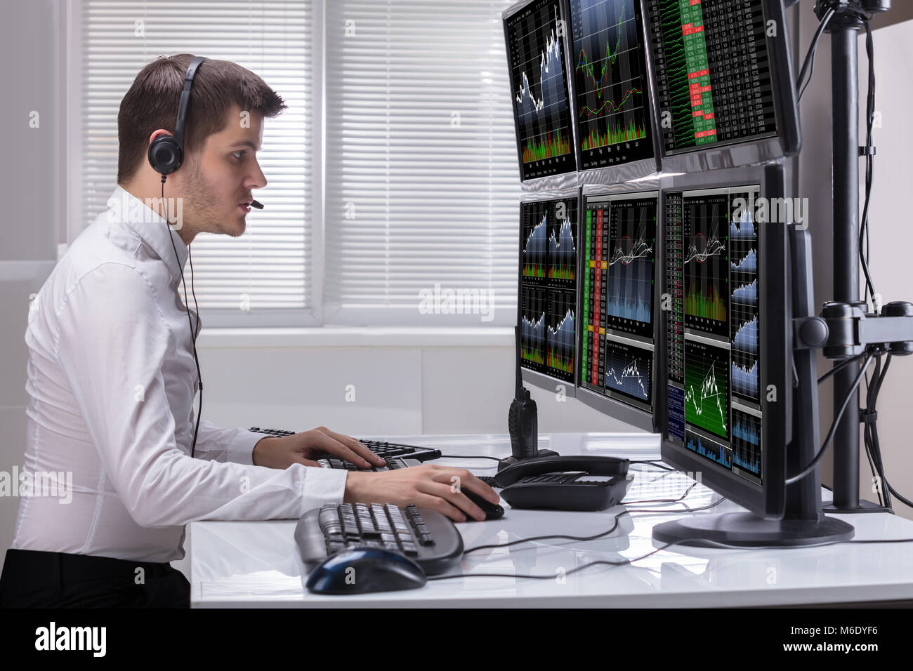 Stock market screen computer hi-res stock photography and images - Alamy