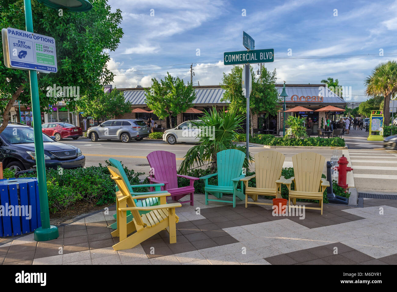 Fort Lauderdale by the sea, USA, Florida, stolar, färger, bekväma, vila,  parasol, många, vila, njuta, Chairs, colors, comfortable, rest, parasol,  many Stock Photo - Alamy