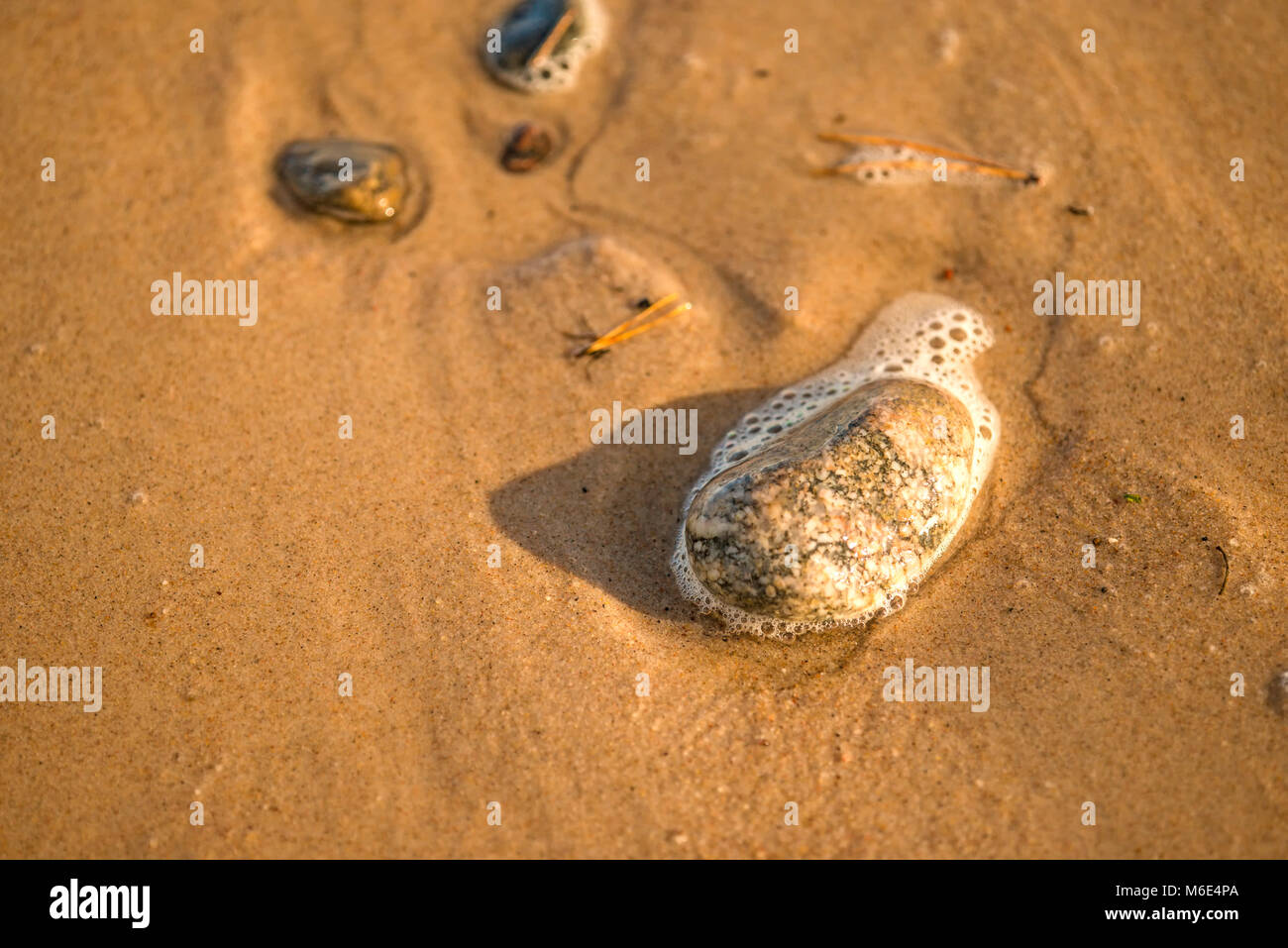 Sandstrand mit Schaum der Brandung Stock Photo