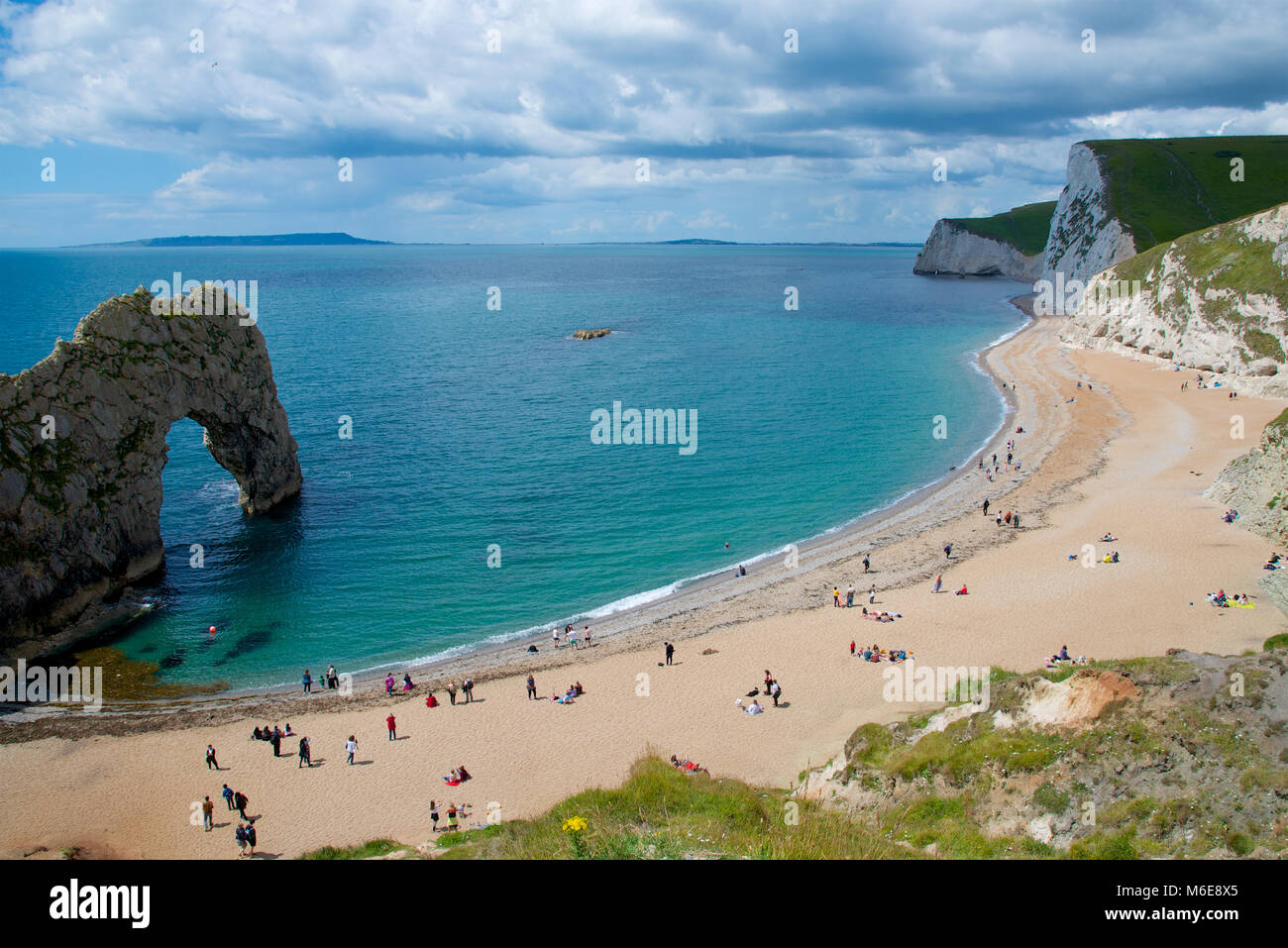 The beach and natural arch at Durdle Dor, Dorset, England Stock Photo