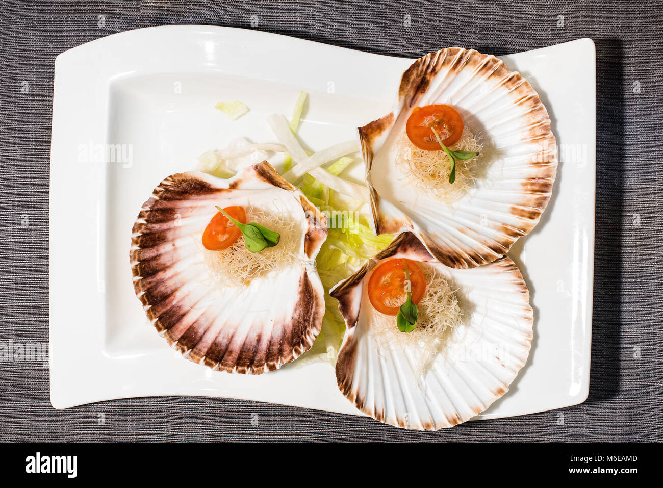 Coquilles Saint Jacques Cooked On The Plate Served In Shells With Cherry Tomatoes And Soncino Salad Stock Photo Alamy Coquilles Saint Jacques Cooked On The Plate Served In Shells With Cherry Tomatoes And Soncino Salad Stock Photo Alamy
