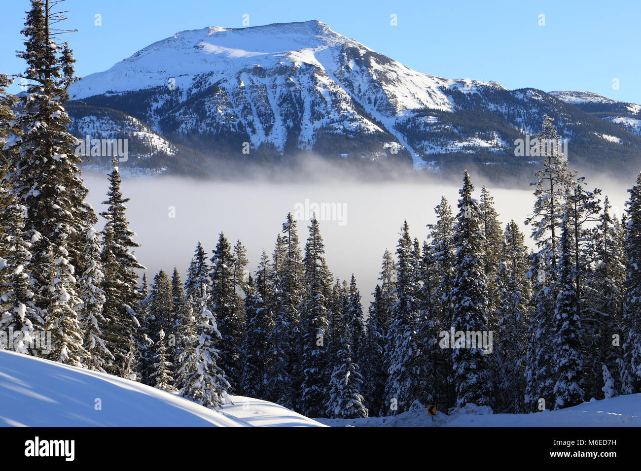Foggy mountain landscape rocky hi-res stock photography and images - Alamy