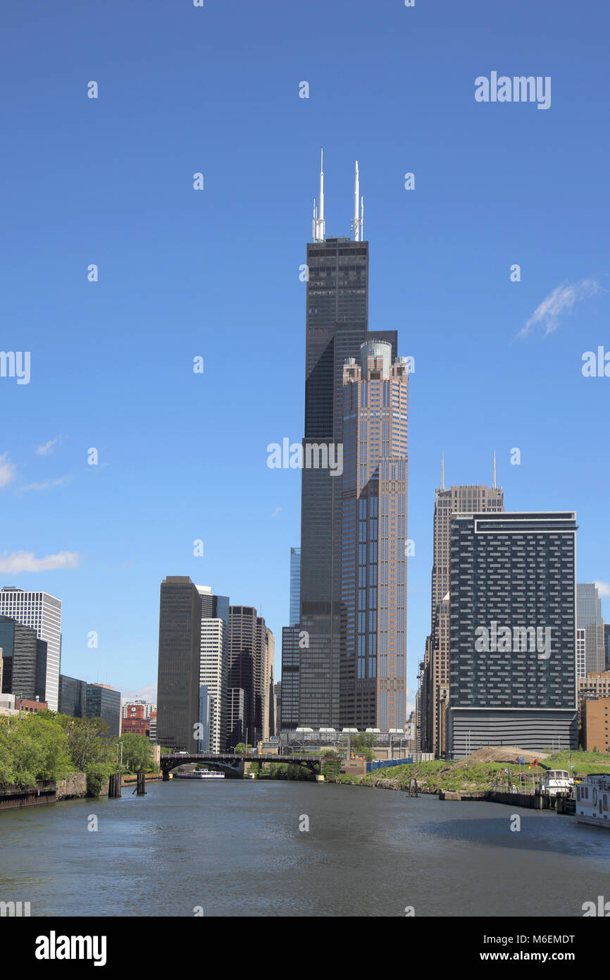 chicago river and the willis tower chicago illinois Stock Photo Alamy
