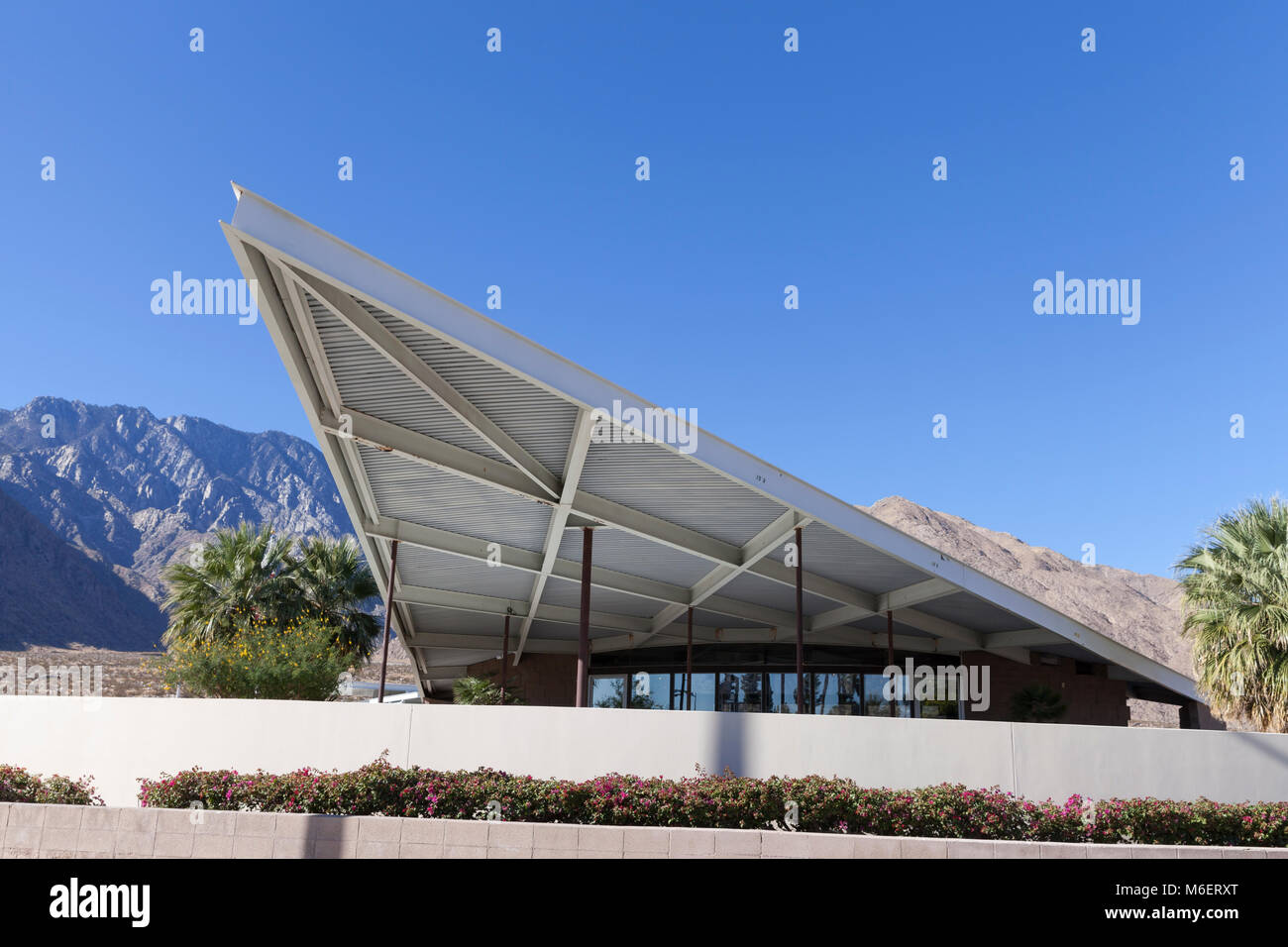Palm Springs, California: The distinctive cantilevered canopy of the Tramway Gas Station. The 60's era modernist landmark  has operated as the Palm Sp Stock Photo