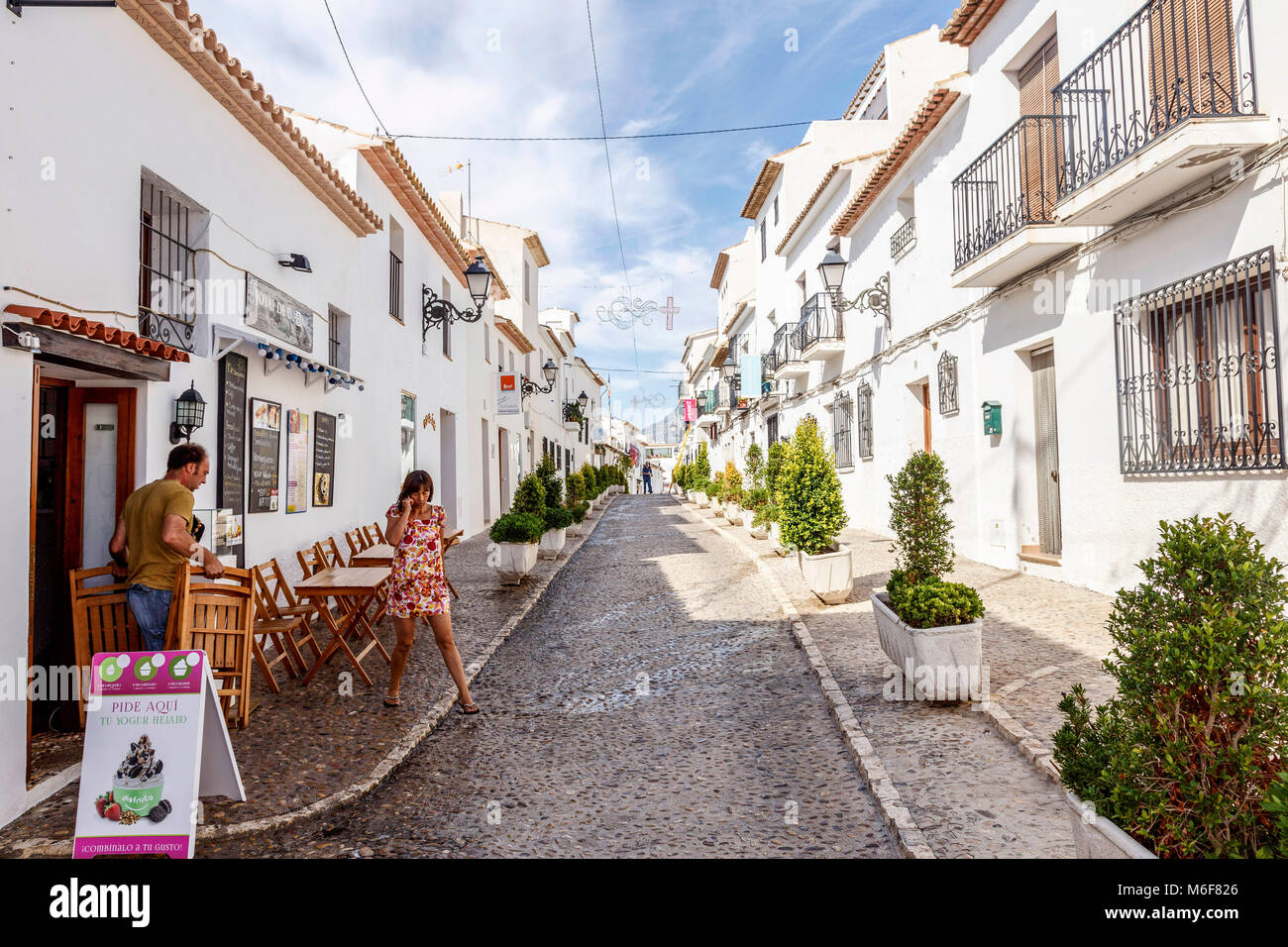 Altea in Spain, one of the most beautiful towns along the Costa Blanca with  about 15 000 inhabitants .A typical street scene Stock Photo - Alamy
