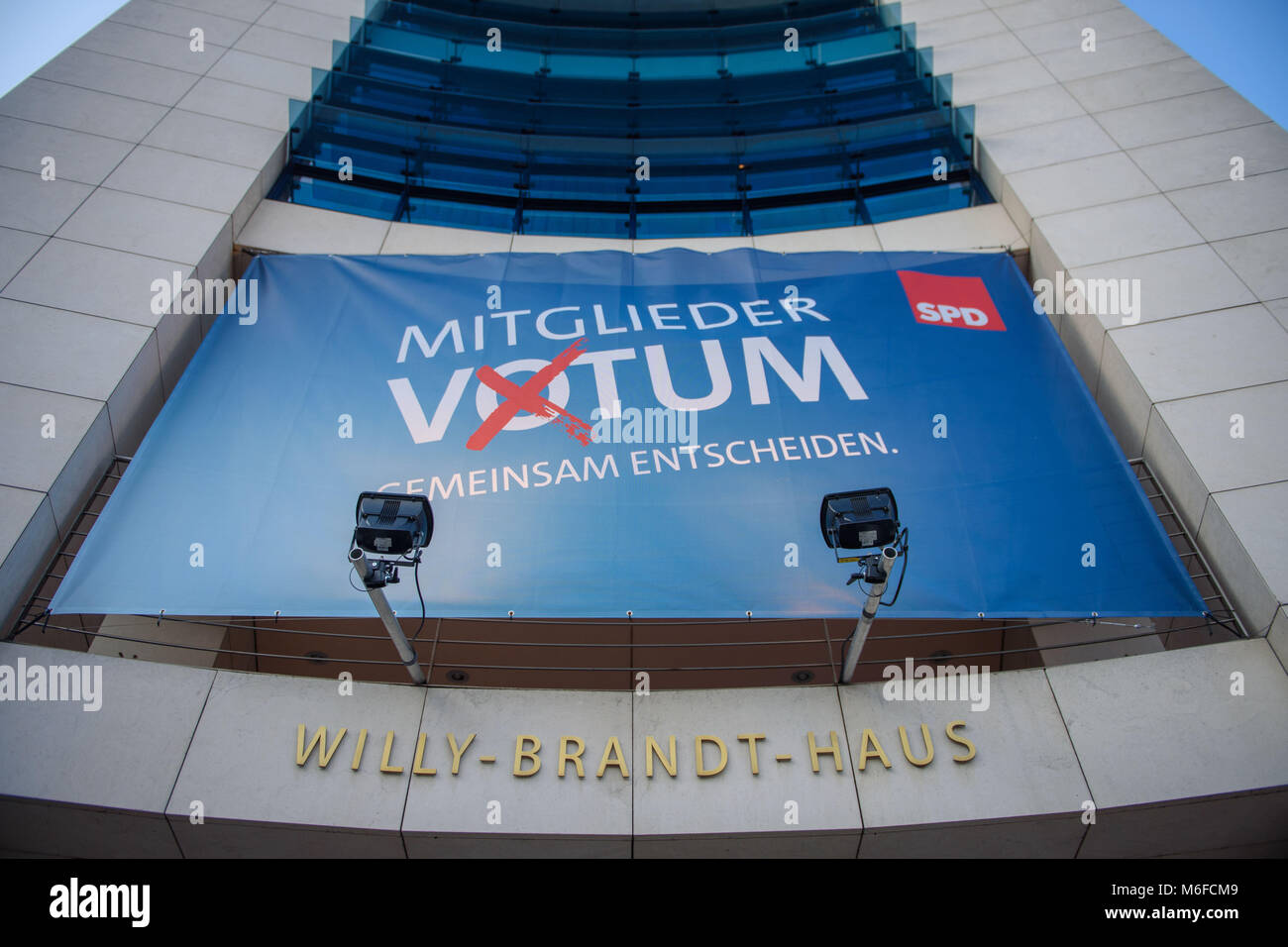 Berlin, Germany. 3rd March 2018.  A large billboard reading 'Mitgliedervotum - gemeinsam entscheiden' (lit. 'Member's vote - deciding together') is placed on the facade of the Willy-Brandt-Haus, the SPD's party headquarters. Photo: Gregor Fischer/dpa Credit: dpa picture alliance/Alamy Live News Credit: dpa picture alliance/Alamy Live News Stock Photo