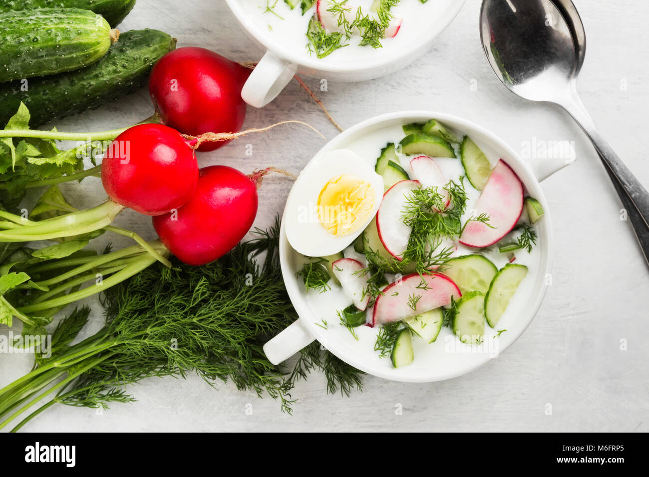 Окрошка яйцо редис огурцы. Окрошка яйцо редис огурцы. Окрошка с редиской. Окрошка с ягодами. Окрошка хамзин.