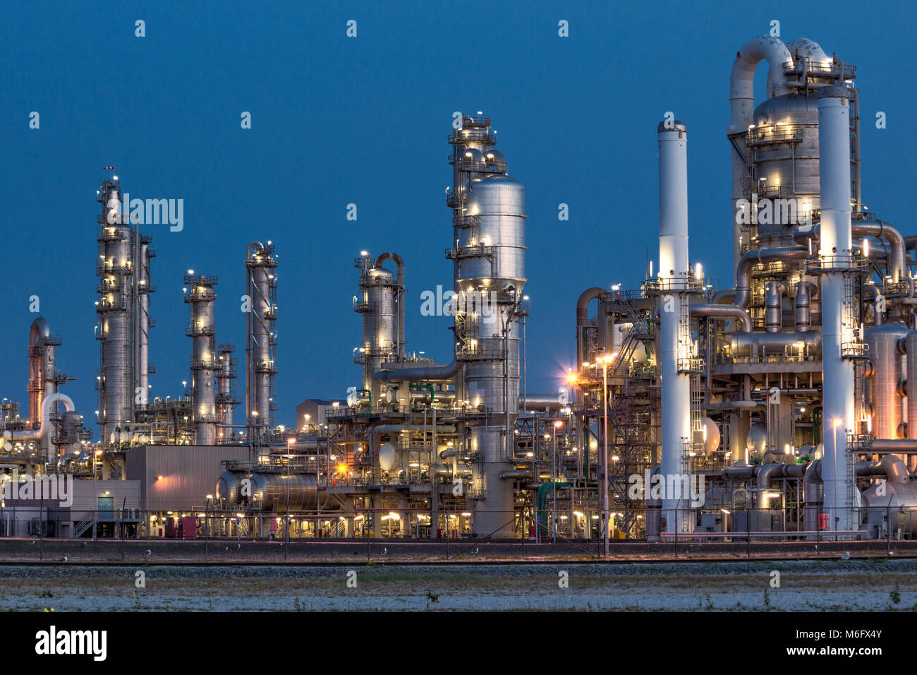 Oil refinery industrial petrochemical plant factory after sunset Stock ...