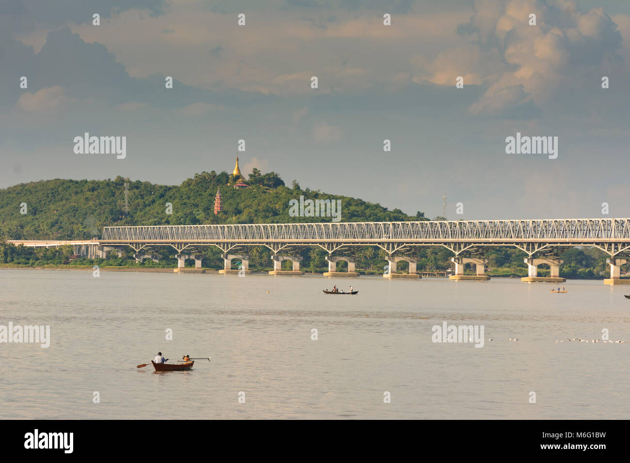 Mawlamyine (Mawlamyaing, Moulmein): Thanlwin Bridge, Thanlwin (Salween) River, road and railway bridge, fishing boat, Mottama bank, , Mon State, Myanm Stock Photo
