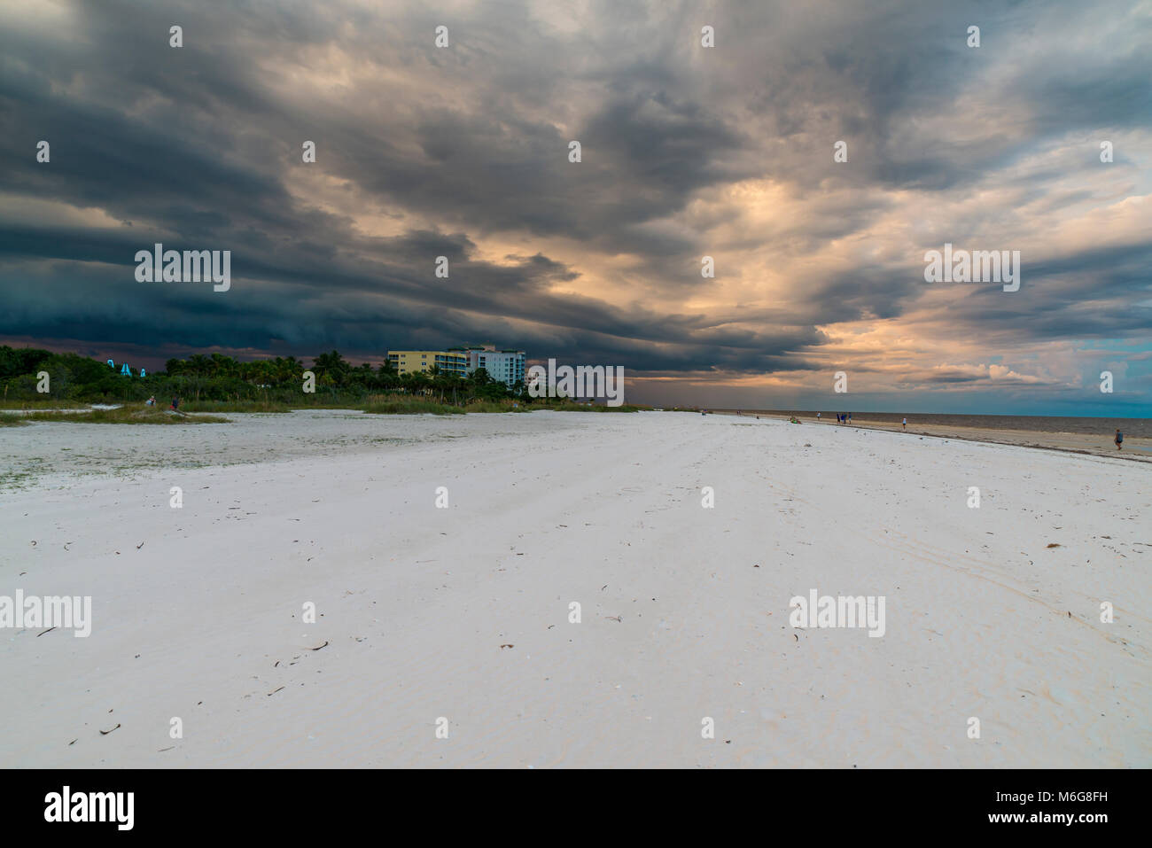 USA, Florida Fort Myers beach, sol, varmt, semester, ledigt, hav, solnedgång, njuta, beundra, människor, oväder, storm, regn, sun, warm, vacation, lea Stock Photo