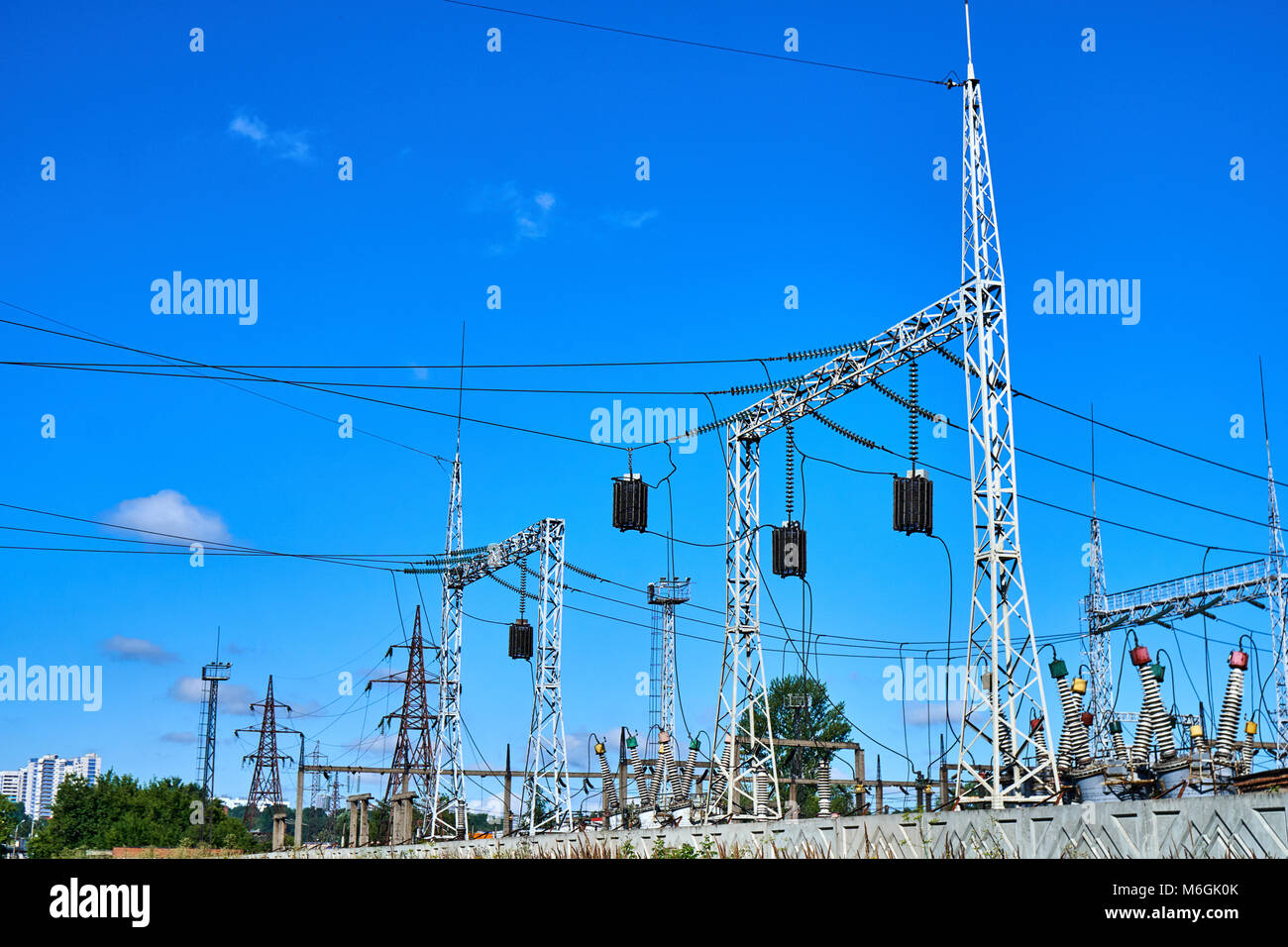 High frequency barrier on the power line round cage of cable against