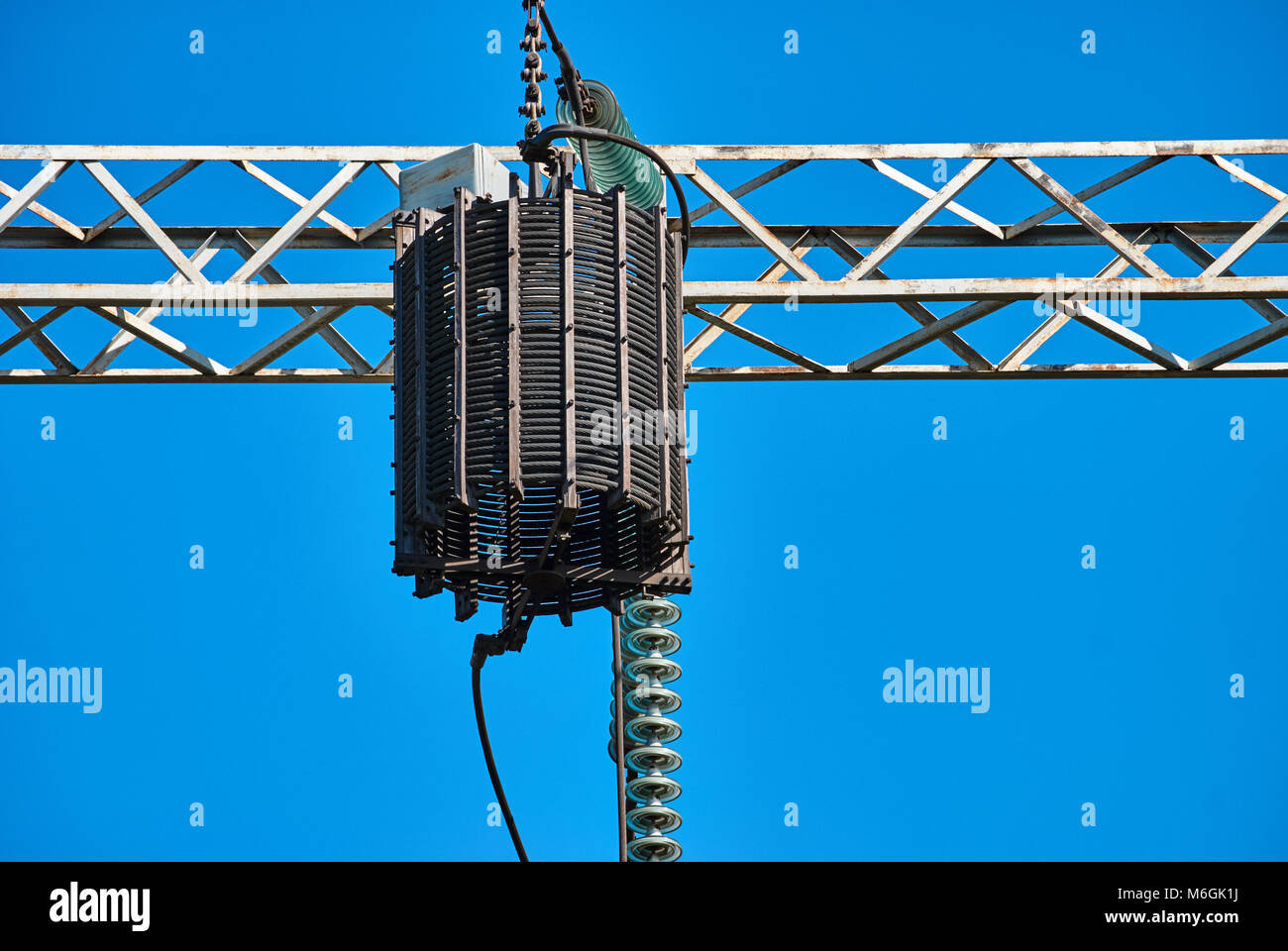 High frequency barrier on the power line round cage of cable against