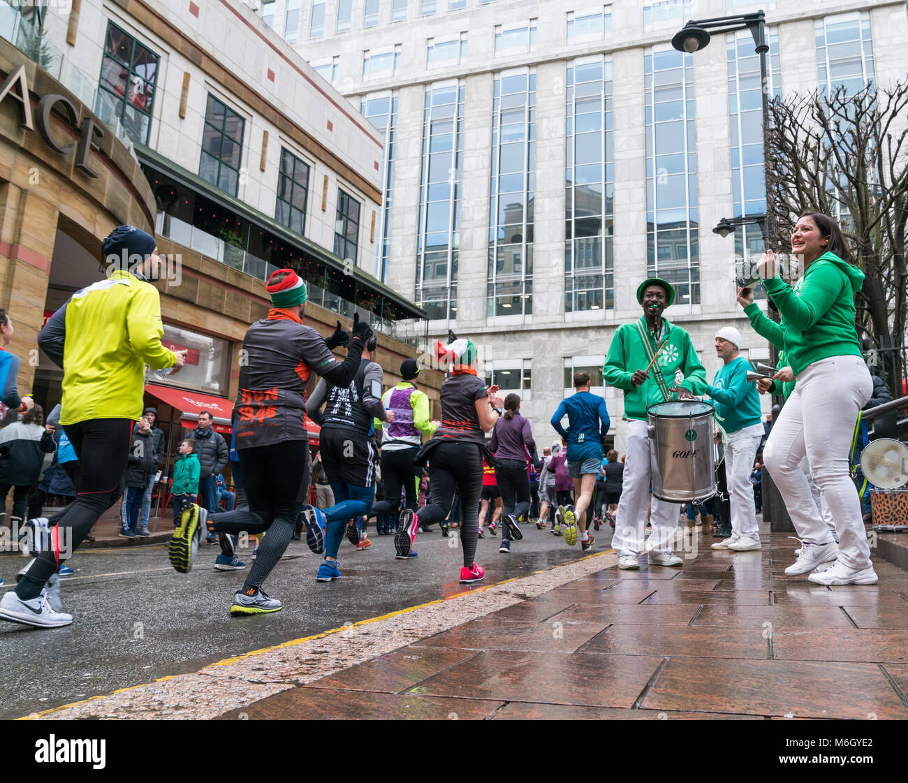 4 March 2018 - London, England. Runners showing thumbs up and enjoying cheering from the crowd. Local band Samba entertains the crowd. Credit: AndKa/Alamy Live News Stock Photo