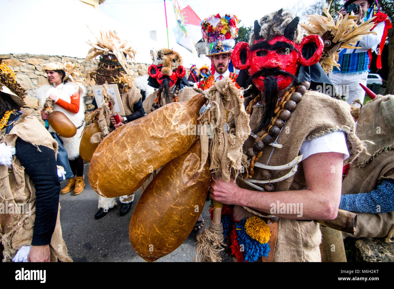 Valdesoto, Spain. 4th March, 2018.  A vixigueiro, a traditional mask of Entroido de Samede (La Coruña, Spain), during Mazcaraes d'Iviernu, an Iberian Mask Festival celebrated on March 4, 2018 in Valdesoto, Asturias, Spain. Iberian Masks or Winter Masks are traditional festivals  of some town of Portugal and North of Spain linked to Celtic cults, where people are disguised with masks and skins and rags. ©David Gato/Alamy Live News Stock Photo