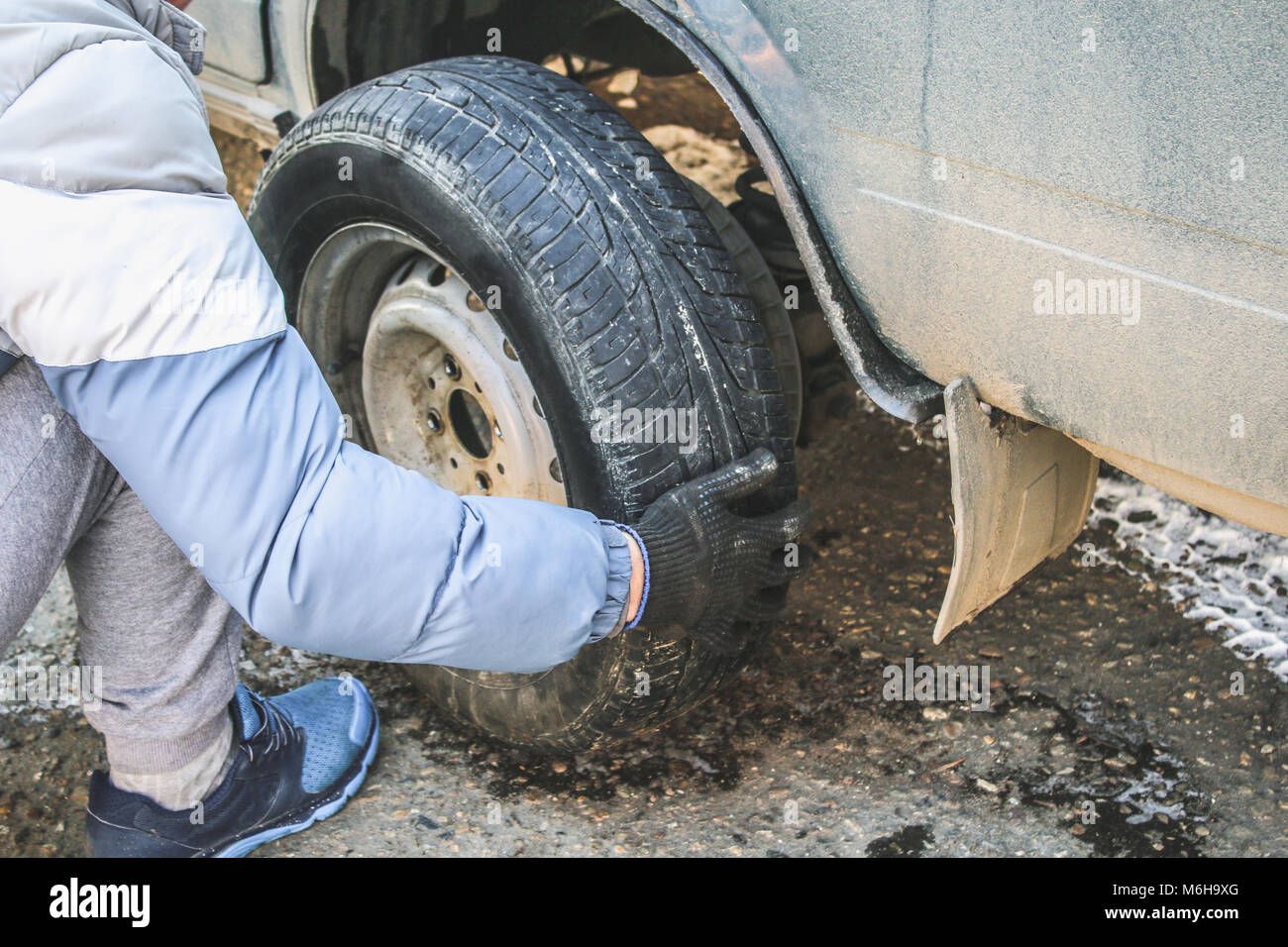 Replacing Wheel Nuts Hi Res Stock Photography And Images Alamy