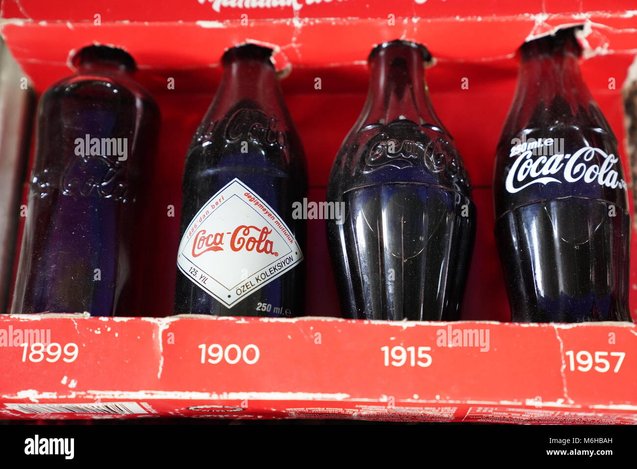 Four different Coco Cola bottle design in historical period, 1899, 1900,  1915 and 1957 Stock Photo - Alamy