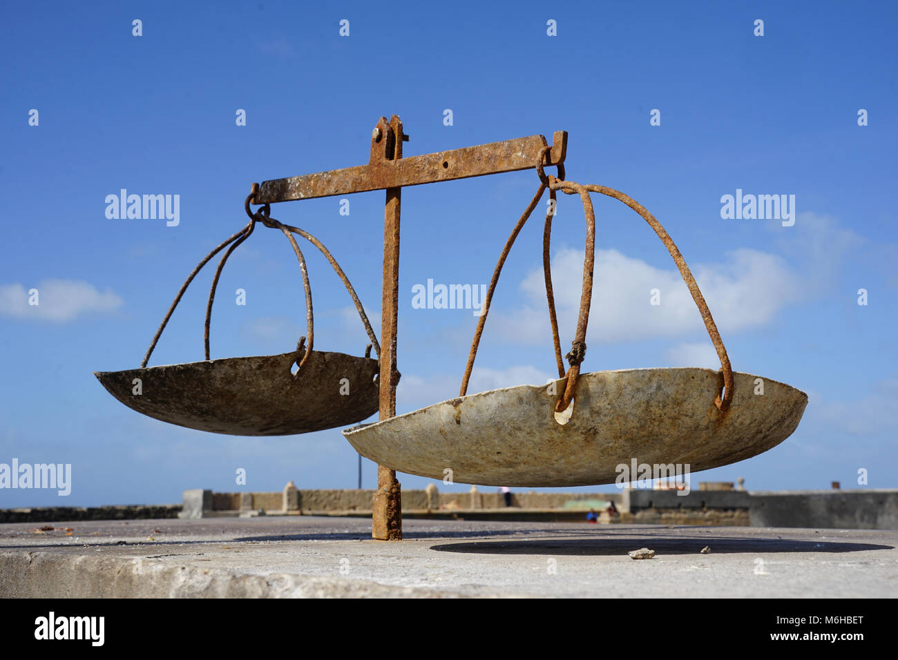 Weighing scales fish market hi-res stock photography and images - Alamy