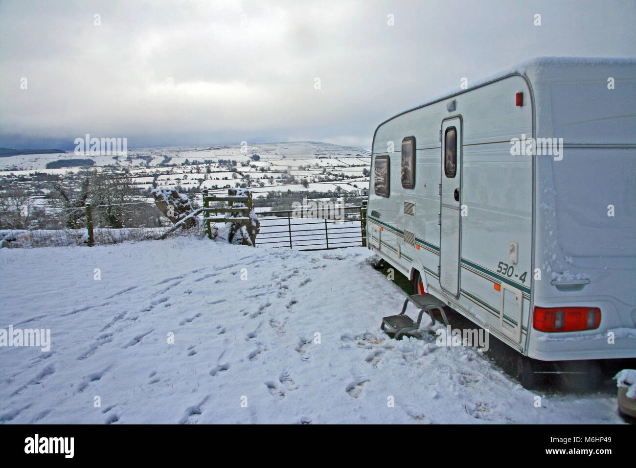 Caravan in snow hi-res stock photography and images - Alamy