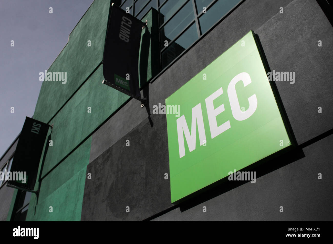 Brands with mountain logo hires stock photography and images Alamy