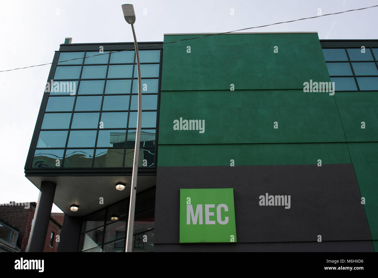 Brands with mountain logo hires stock photography and images Alamy