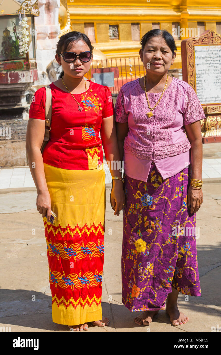 Visitors at Shwezigon Pagoda, Nyaung U, Bagan, Myanmar (Burma), Asia in February Stock Photo