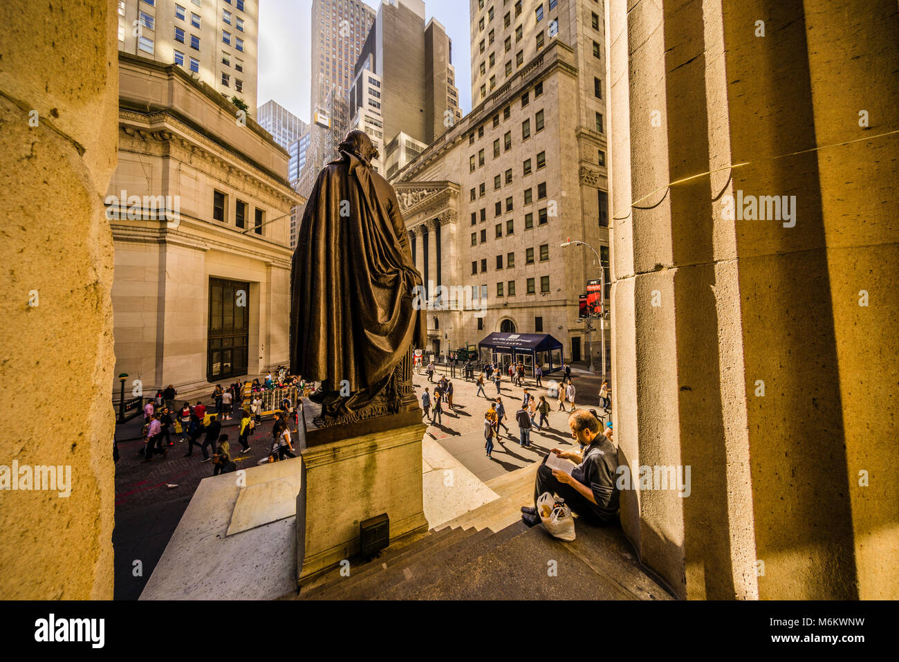 George Washington statue Federal Hall and New York Stock Exchange Wall ...