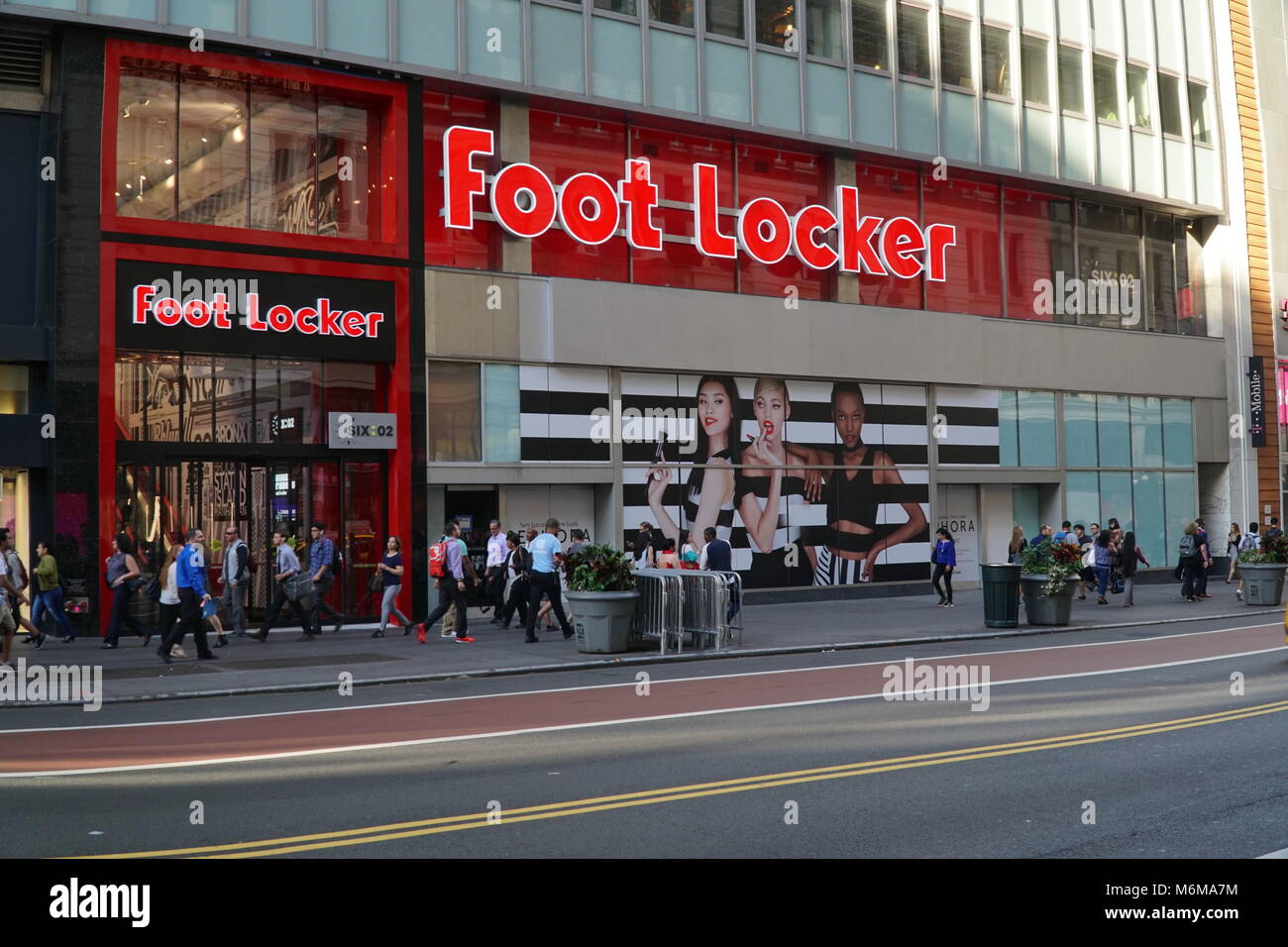1,405 Foot Locker New York City Stock Photos, High-Res Pictures, and Images  - Getty Images