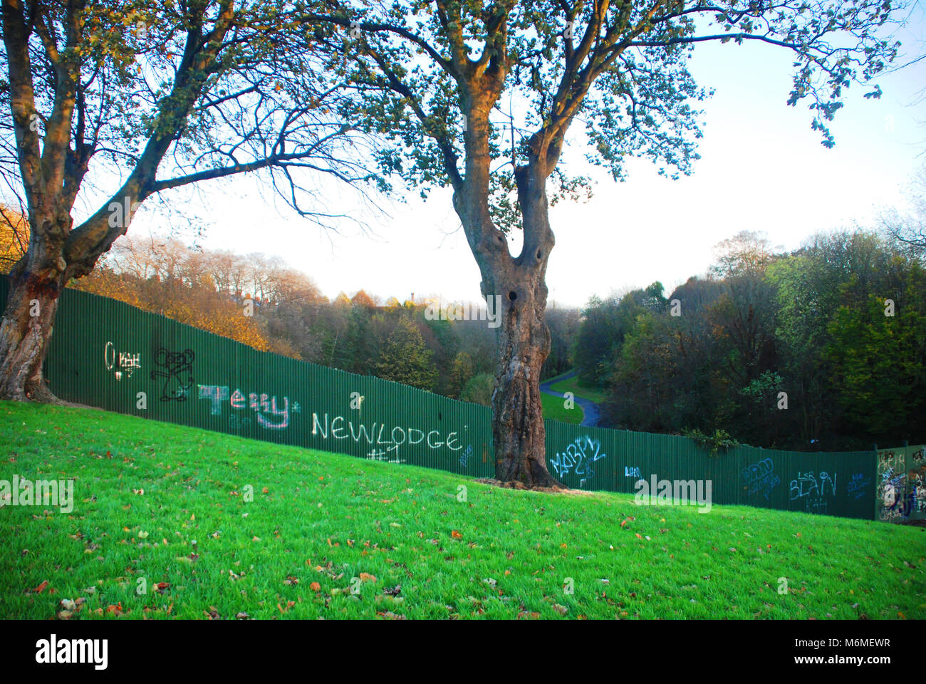 Peace wall seperating neighbourhoods in conflict in Alexandra Park, North Belfast, Northern Ireland, UK Stock Photo