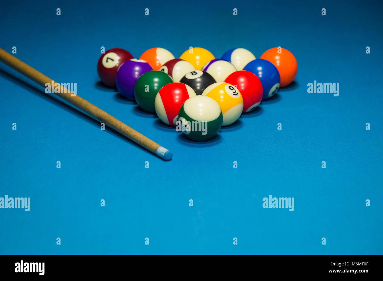Billiards balls and cue on billiards table Stock Photo Alamy