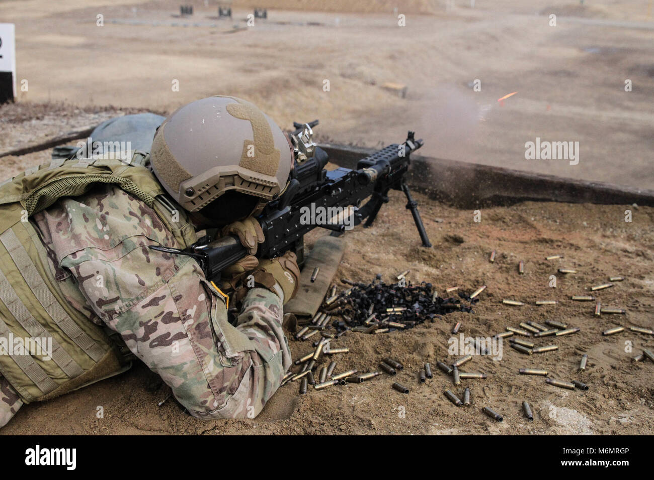 U.S. Army Special Forces Soldier assigned to 1st Battalion, 1st Special Forces Group (Airborne), fires a M249B on a qualification course during exercise Valor Knife at Warrior Base, Republic Of Korea., January 19, 2018. Soldiers participated in weapon familiarization classes and range qualifications in order to gain overall knowledge of the M249B weapon system. (U.S Army Photo by Spc Agee, Aaron/Released) Stock Photo