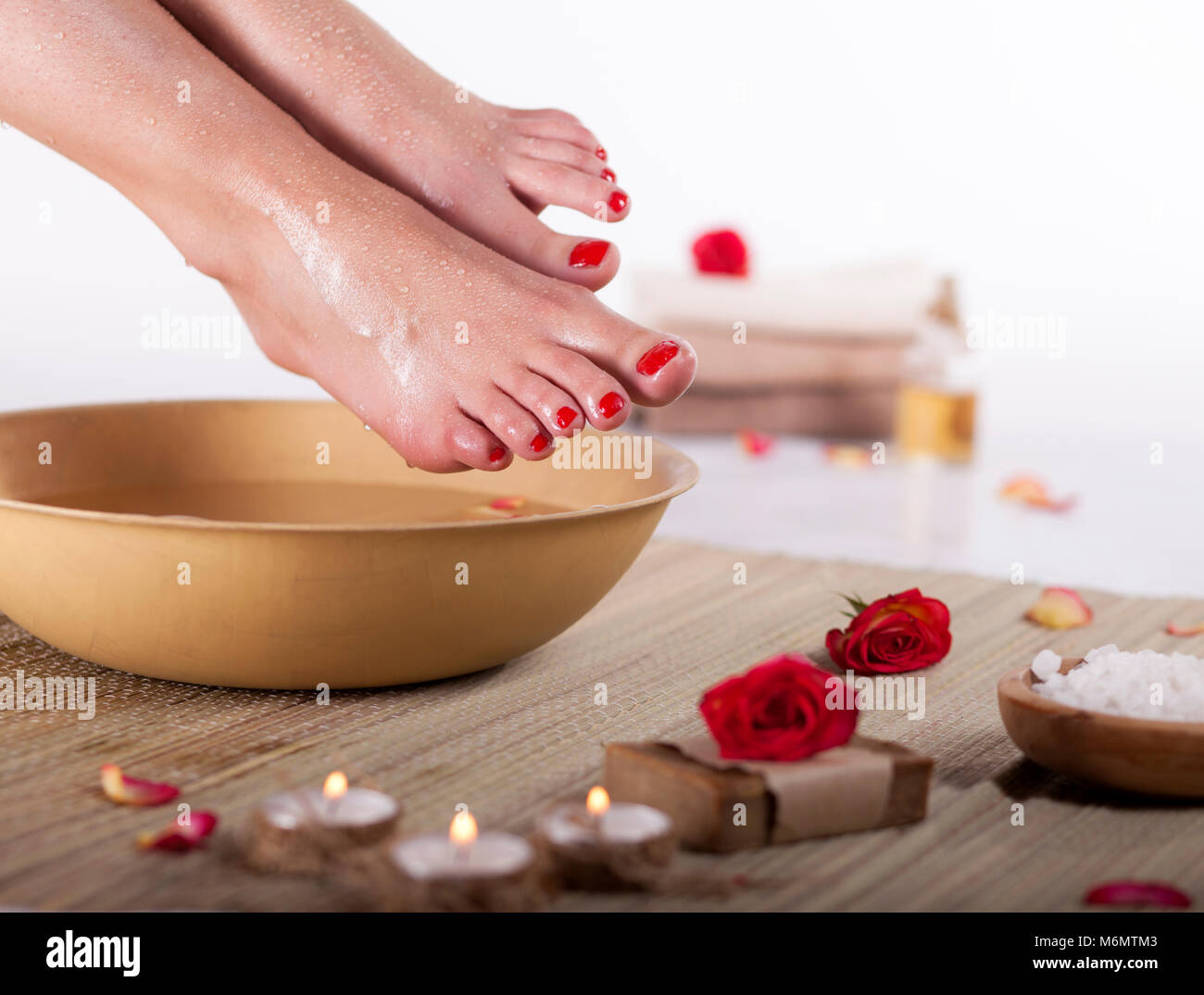 Chân nữ với giọt nước, bát tắm spa, khăn tắm và hoa là những hình ảnh đẹp và dịu dàng. Để cho đôi chân của bạn trở nên xinh đẹp và thư giãn hơn, bạn có thể tận hưởng những sản phẩm chăm sóc và trang trí như thế này. Hãy xem qua những hình ảnh chân nữ với giọt nước, bát tắm spa, khăn tắm và hoa để có ý tưởng về cách trang trí và chăm sóc cho đôi chân của bạn.