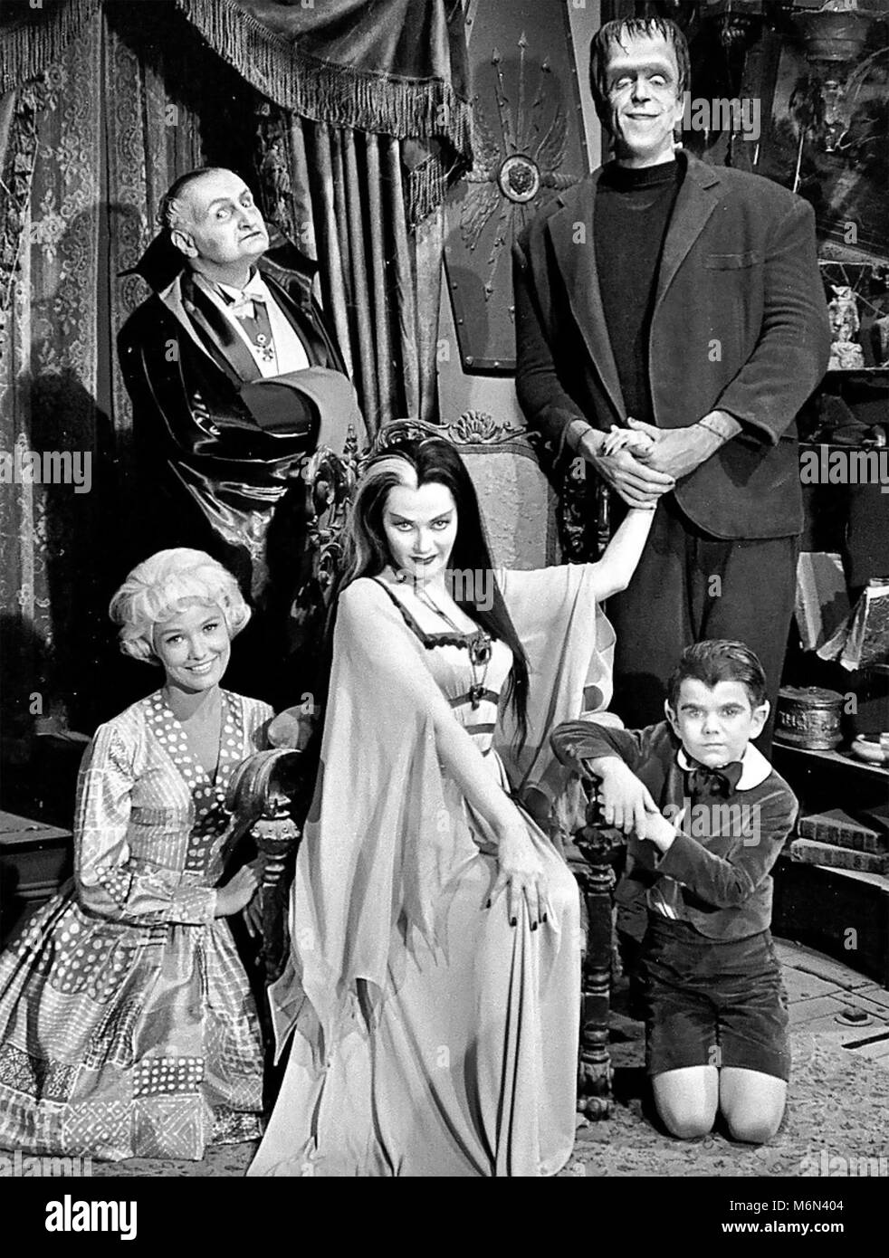 THE MUNSTERS Universal Television sitcom series 1964-1966. From left: Beverly Owen (Marilyn),  Al Lewis (Grandpa), Yvonne DeCarlo (Lilly), Fred Gwynne (Herman), Butch Patrick (Eddie) Stock Photo
