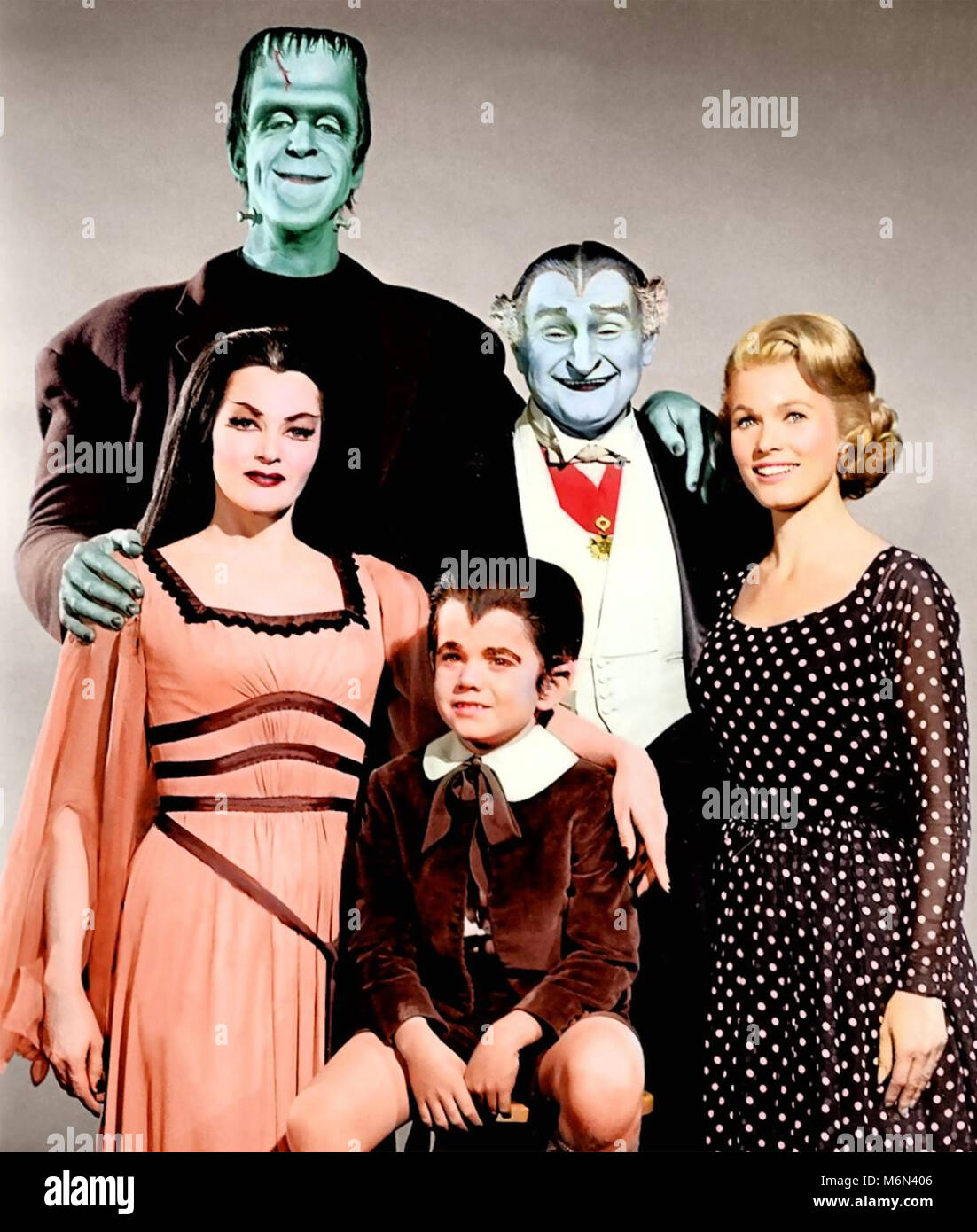 THE MUNSTERS Universal Television sitcom series 1964-1966. From left: Yvonne DeCarlo (Lily), Fred Gwynne (Herman), Butch Patrick (Eddie), Beverly Owen (Marilyn),  Al Lewis (Grandpa) Stock Photo