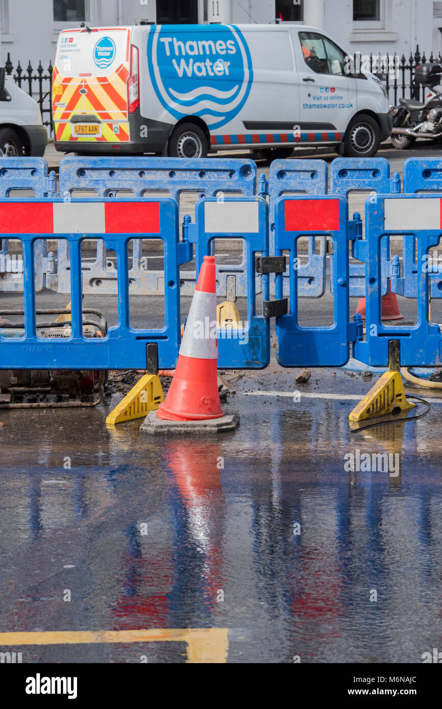 London, UK. 5th March, 2018. Thames water engineers consider how to repair one of the many leaks that have emerged since the end of the spell of freezing weather. In this case at South Kensington. Credit: Guy Bell/Alamy Live News Stock Photo